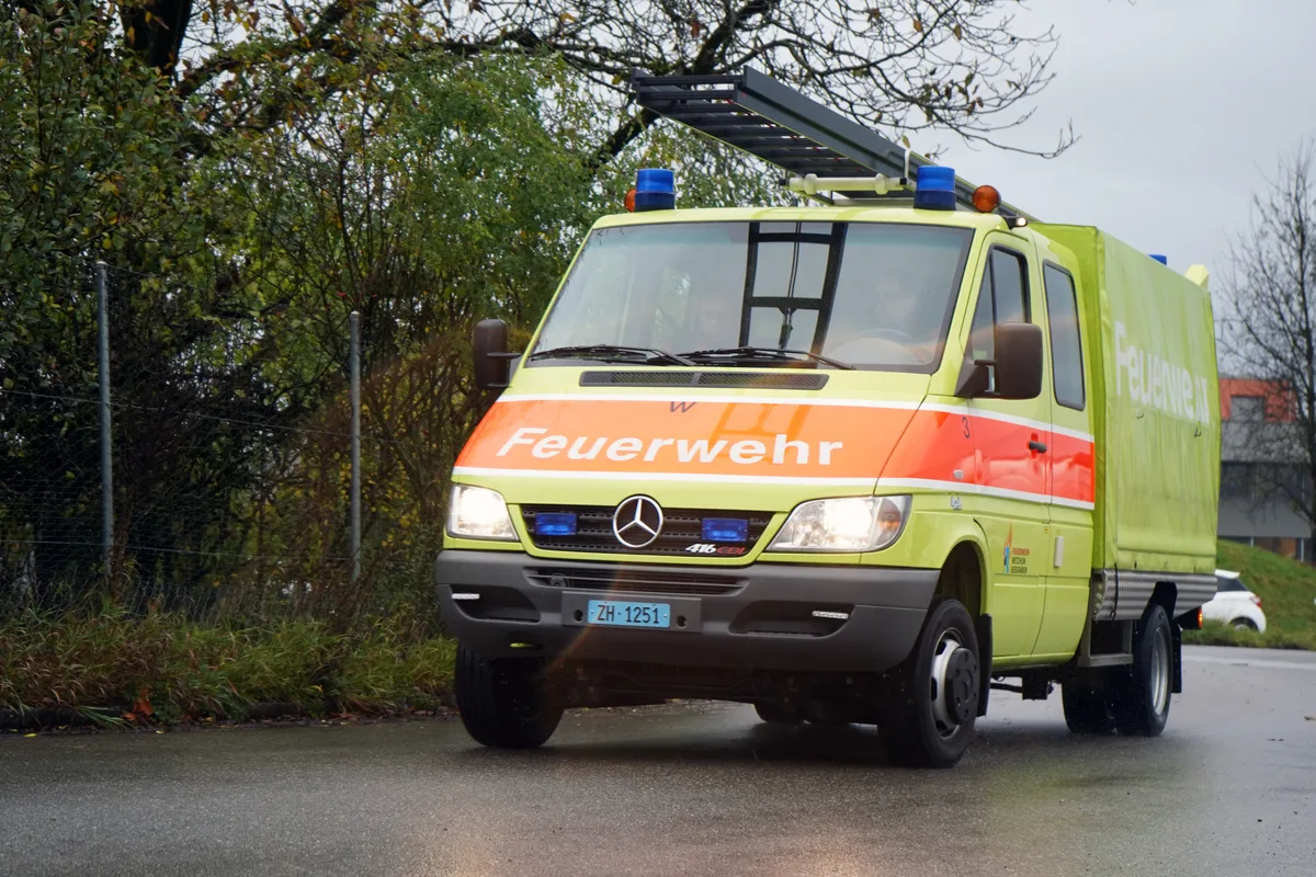 Man sieht Feuerwehrfahrzeuge.